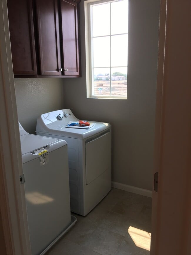 Building Photo - Natomas Crossing Nearly New Rental w/4 Bed...