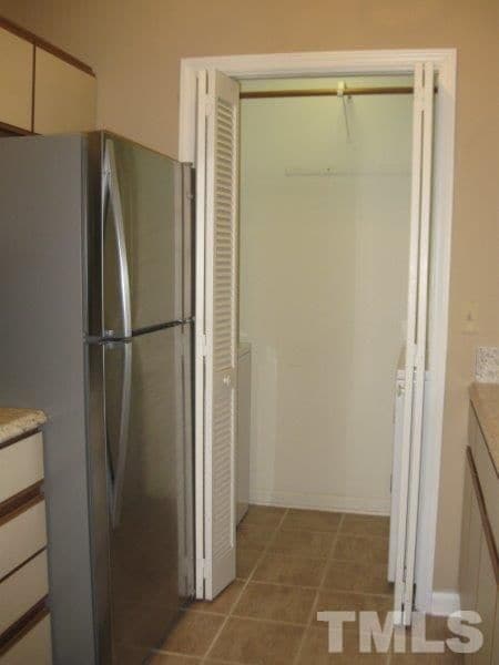 Building Photo - Room in Townhome on Sunpointe Dr