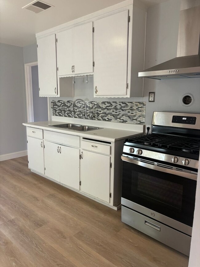 Building Photo - LOCATION! LOCATION! 3 Bed. 1 Bath Home Ava...