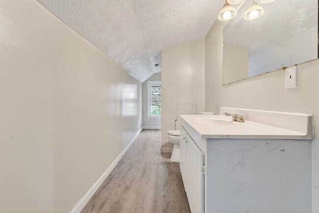 Building Photo - 409 Meadow Rd