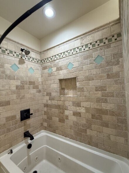 Building Photo - 405 Maple Ave