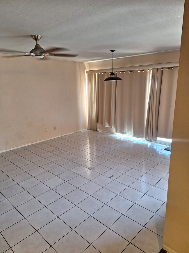 Family room - 14900 Simonds St