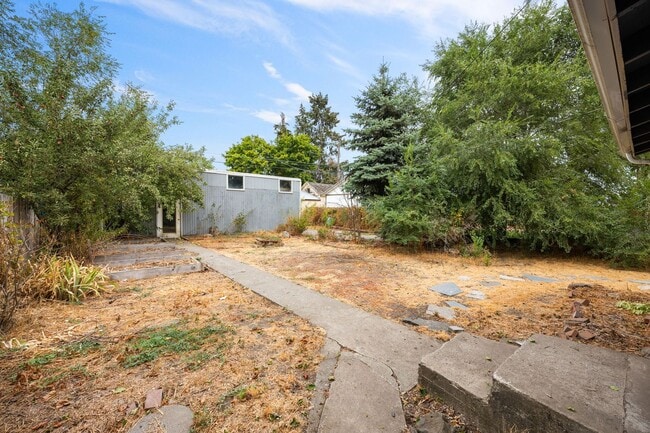 Building Photo - Centrally Located Home With Unbelievable C...