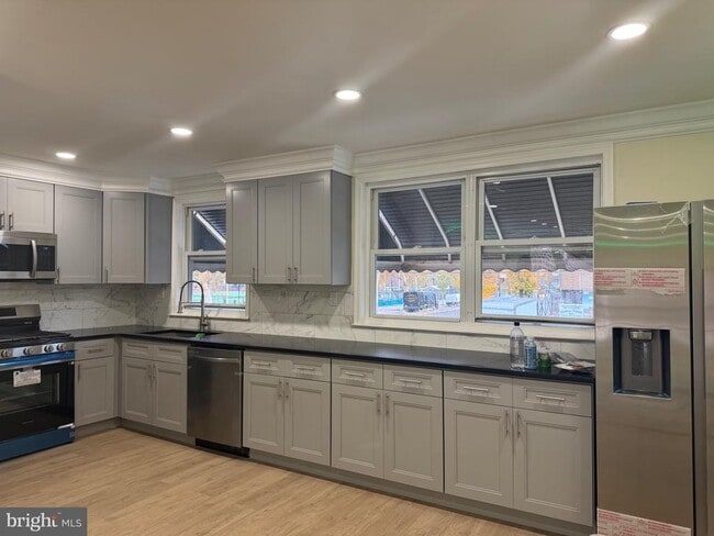 Building Photo - 441 W Shunk St