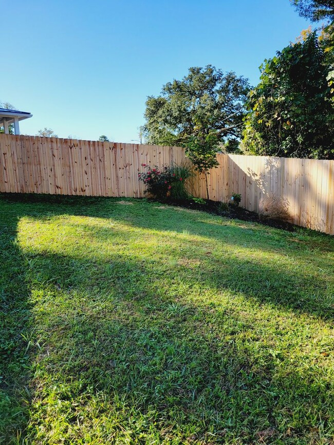 Building Photo - CAROLINA PLACE - Within minutes to Downtow...