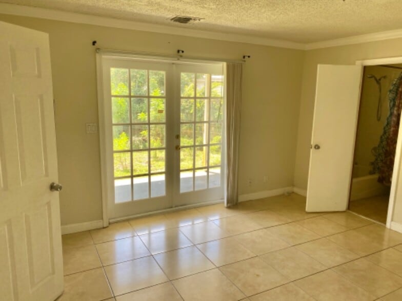 Building Photo - 1430 NE 41st Dr