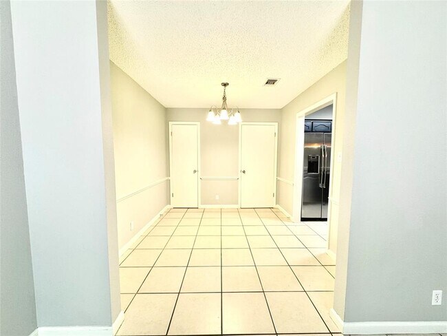 Building Photo - 1401 Somerset Dr