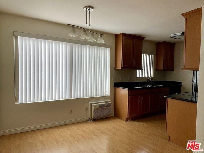 Building Photo - 972 Larrabee St
