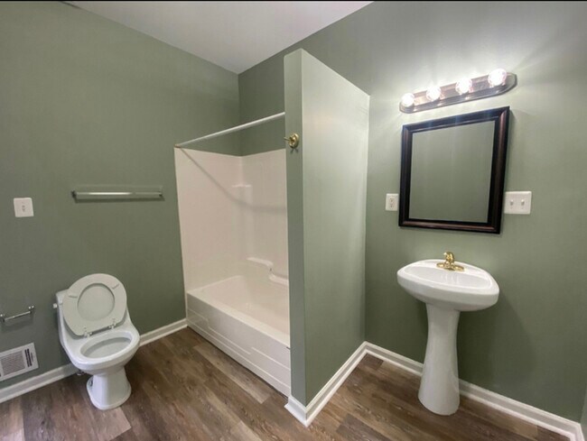 Building Photo - 3 Bedrooms 2.5 Bathrooms Voucher Accepted