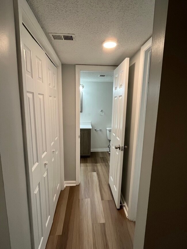 Building Photo - Renovated 1 bed 1 bath condo in gated comm...