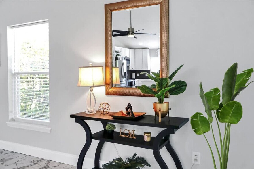 Building Photo - 242 Blue Jay Way