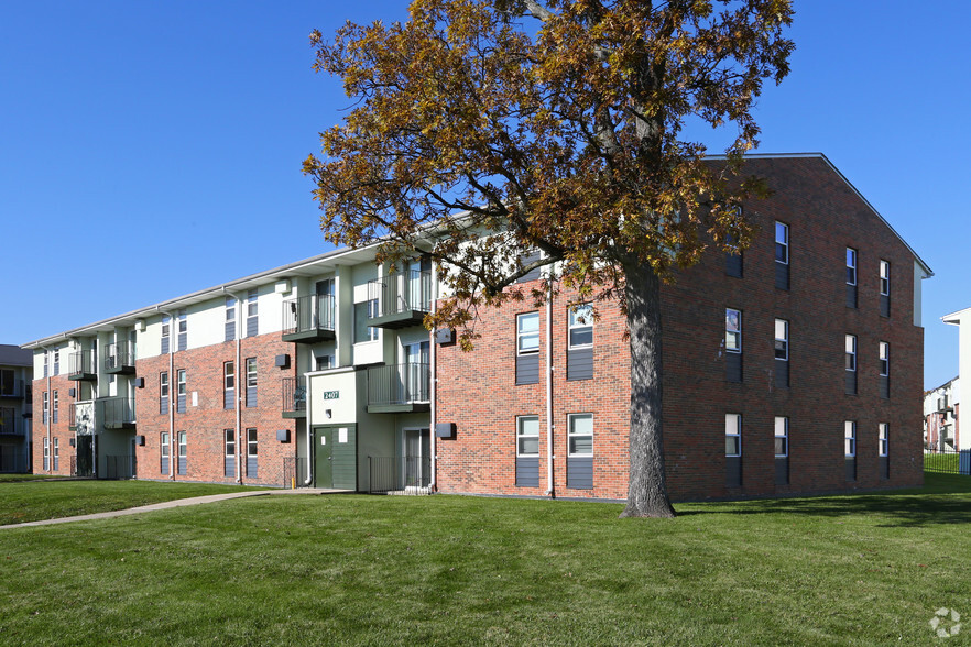 Building Photo - Whispering Oaks Apartments