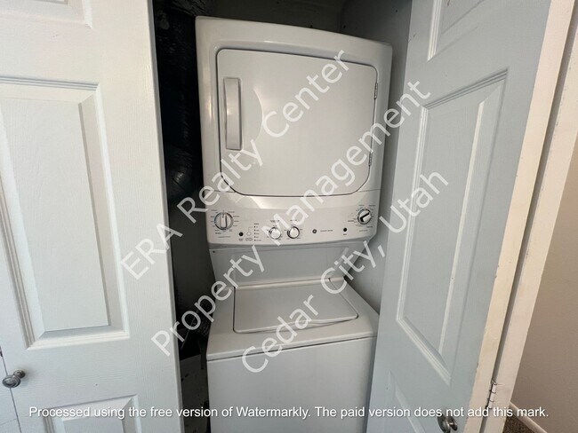 Building Photo - Move-In Bonus!  3 Bedroom - 2 bath Condo in Cedar Cove