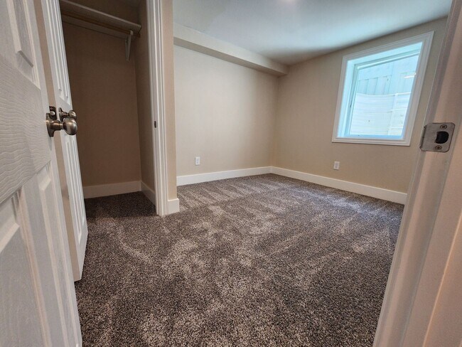 Building Photo - Completely remodeled 5 bed 2 bath home