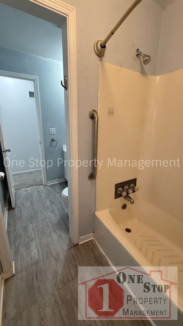 Building Photo - Charming 3-bedroom, 2-bathroom home in Blue Springs