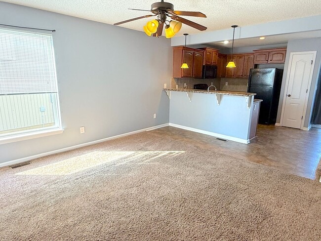 Building Photo - Great 3 Bedroom Townhome For Rent!
