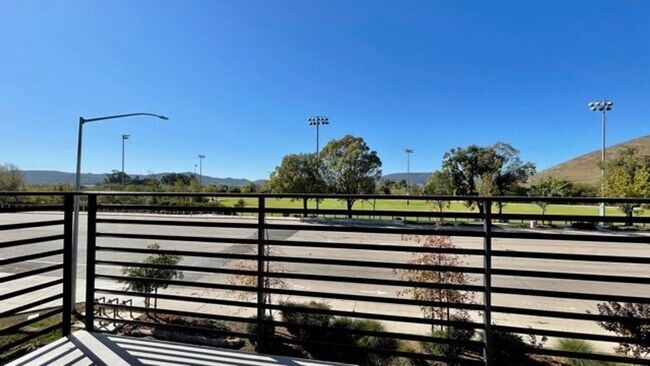 Building Photo - Newer Construction Studio Apartment with G...