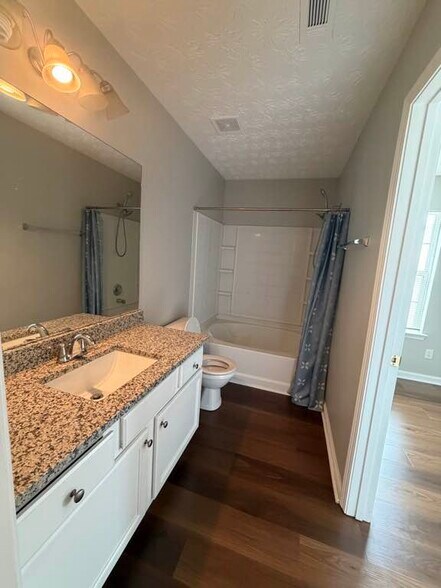 Ensuite bathroom - 631 Georgetown Ct