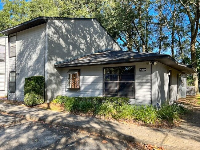 Building Photo - 4320 SW 20th Ln