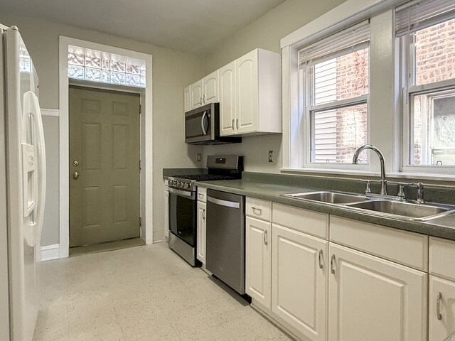 Building Photo - 6327 N Oakley Ave