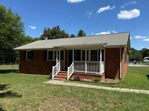 Building Photo - Three bedroom, 1 bath brick ranch in Liberty