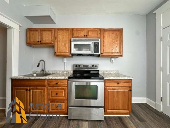 Building Photo - 4 Bedroom or 3 Bedroom with Den Home with First Floor Bedroom on Homestead Street