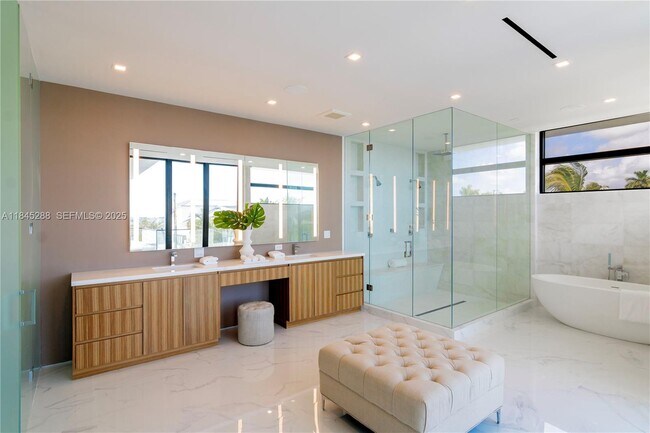 Building Photo - 1248 NE 89th St