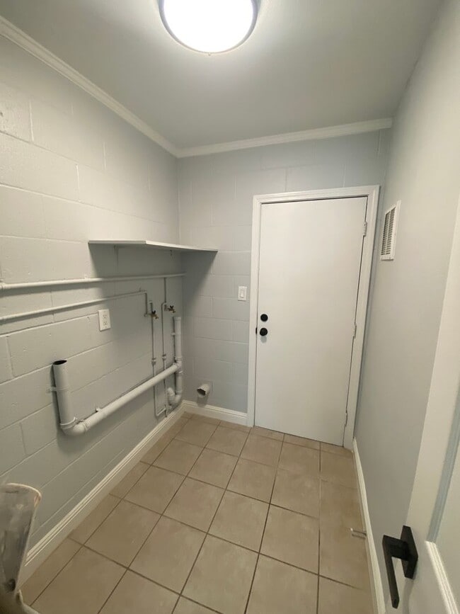 Building Photo - Remodeled 1 bed, 1 bath Condo in Central S...