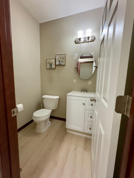 Powder room - 10006 Pincherry Ln