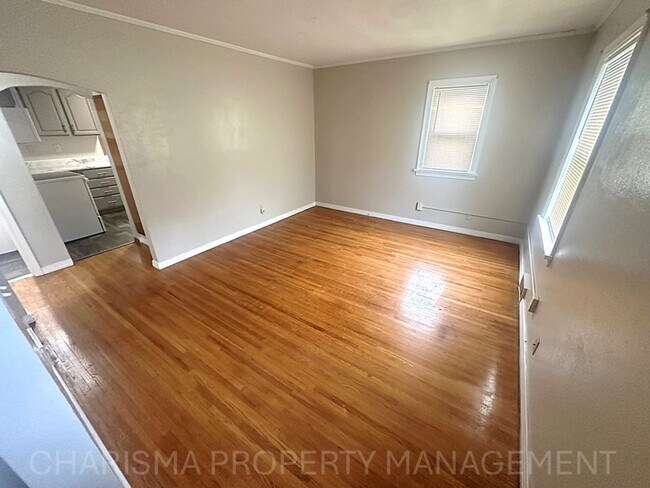 Building Photo - Spacious 2 Bedroom, 1.5 Bath Home, Newly U...