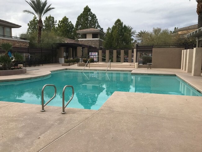 Building Photo - Great Townhouse over lookings TPC Summerli...