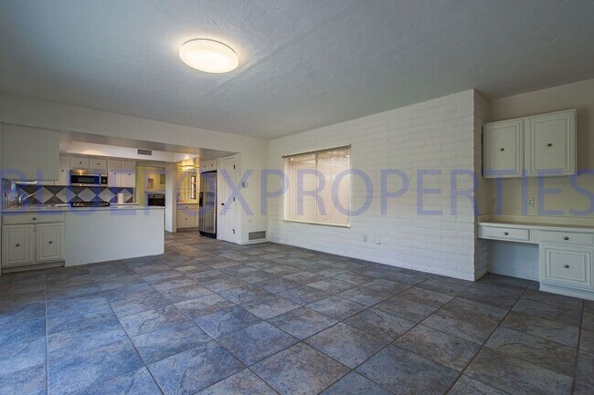 Building Photo - Stunning home off Sunrise and Swan!