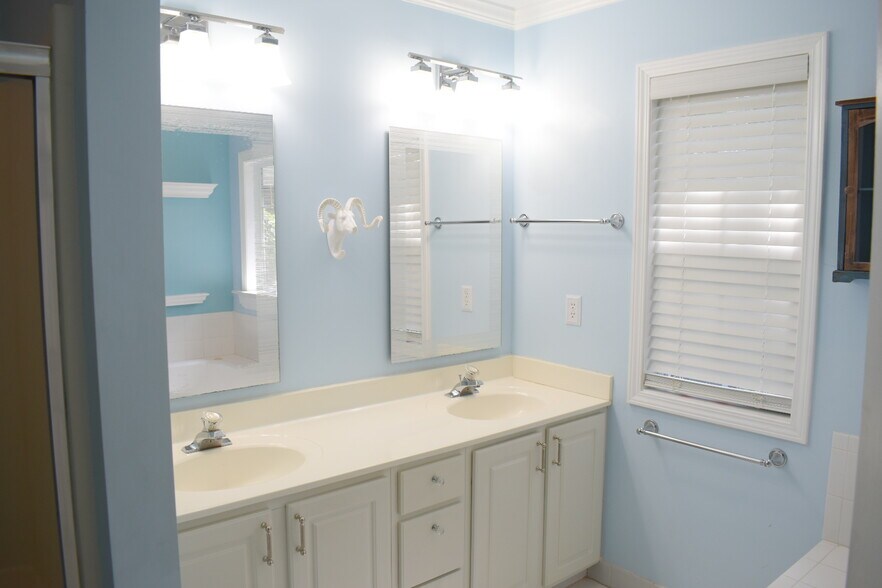Building Photo - 7002 Hallstead Ct