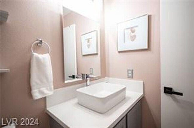 Building Photo - Gorgeous 3 Bedroom Remodeled Near Summerlin