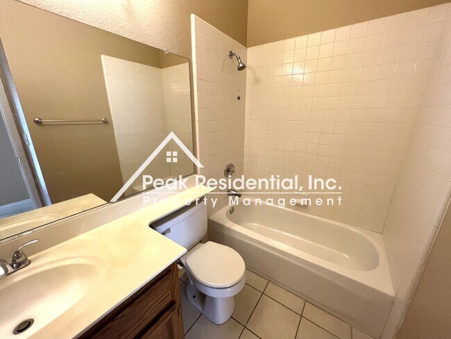 Building Photo - Wonderful Roseville 3bd/2ba House With 3 C...