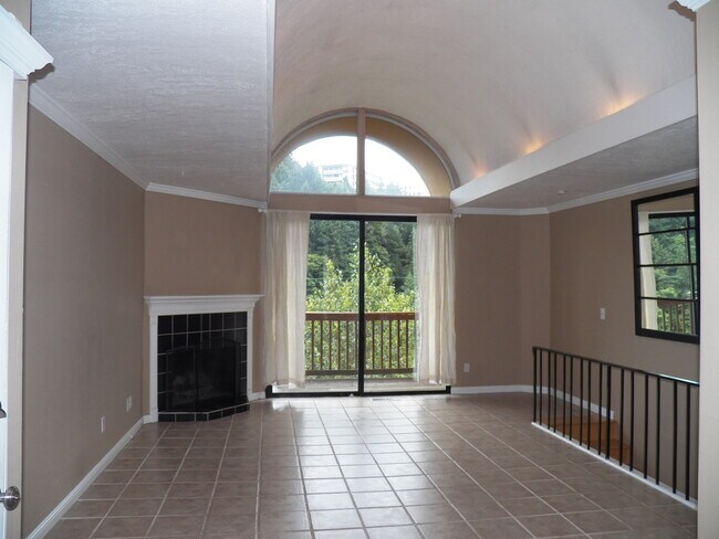 Building Photo - Southwest Portland Condo with views!