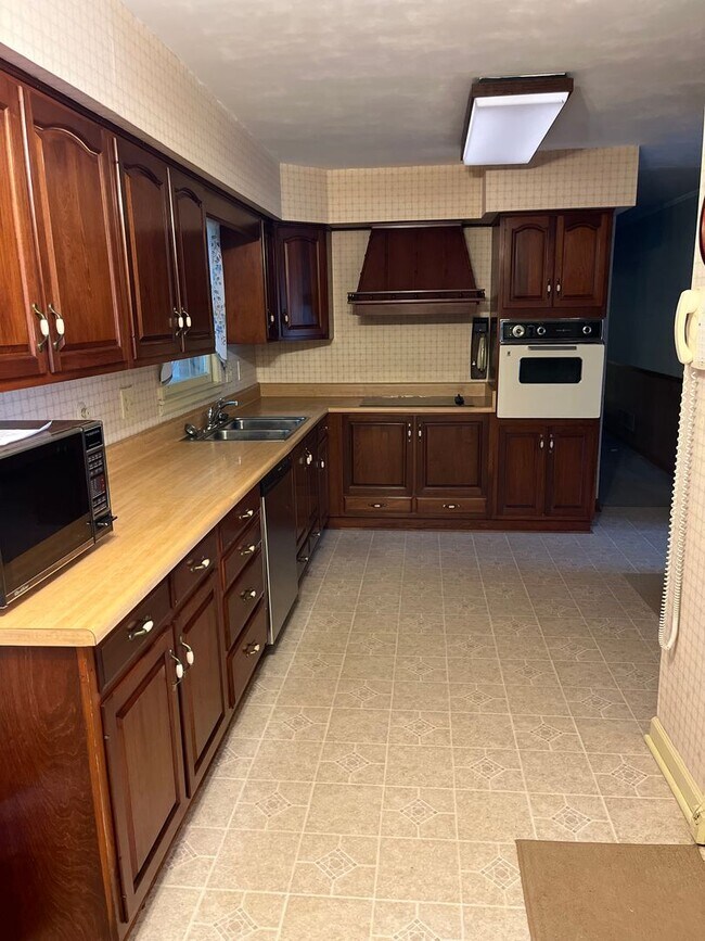Building Photo - Sought After Community!