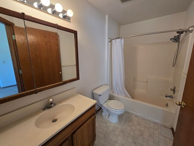 Building Photo - Charming Home on .34 acres!