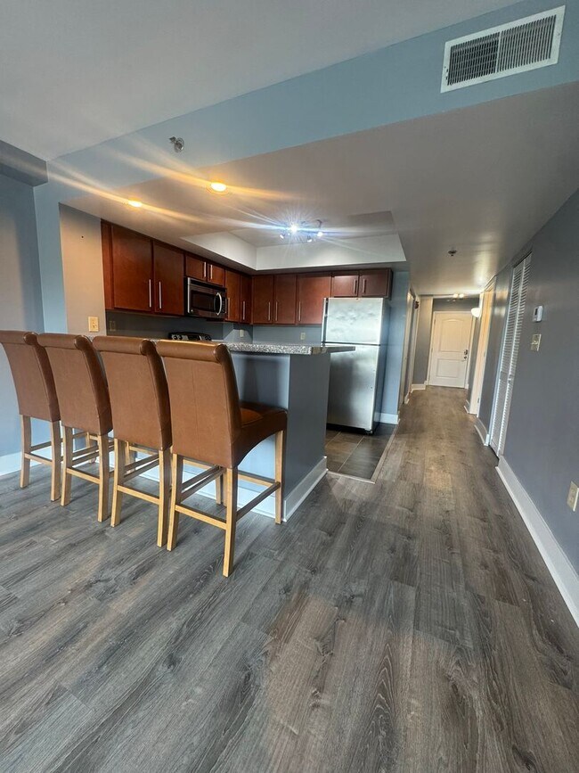 Building Photo - Lake Plaza: Available for EARLY MOVE-IN as...