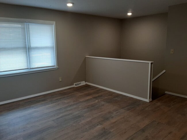 Building Photo - 3 Bedroom 2 bath $1250! Basement! 2 Car ga...