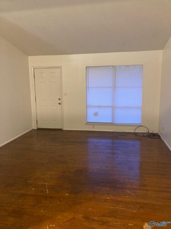 Building Photo - 702 Mastin Lake Rd NE