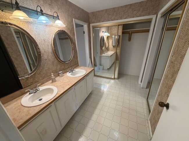 Building Photo - Charming 3 bed 3 bath townhome in the Orlando