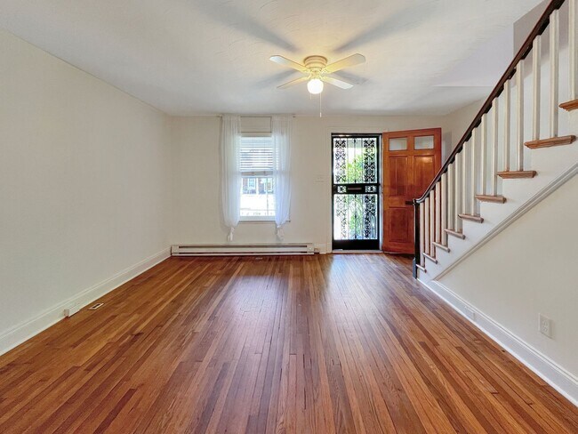 Building Photo - Classic Richmond Row House Steps from Byrd...