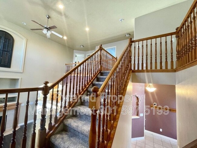 Building Photo - 2896 E Lookout Dr