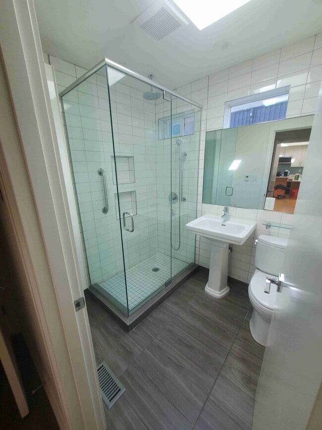 Building Photo - Prime Wallingford location 4 bed, 3 bath w...