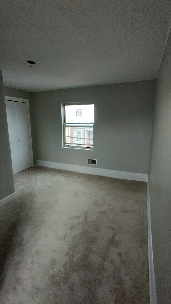 Building Photo - 441 Orwell Way