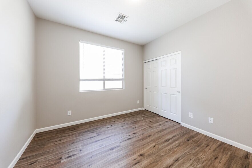 Building Photo - 14338 W Crocus Dr
