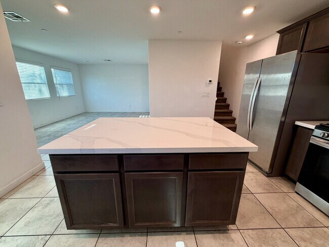 Building Photo - 3 BED 2.5 BATH 2 CAR GARAGE TOWNHOUSE IN CADENCE HENDERSON WITH LOFT