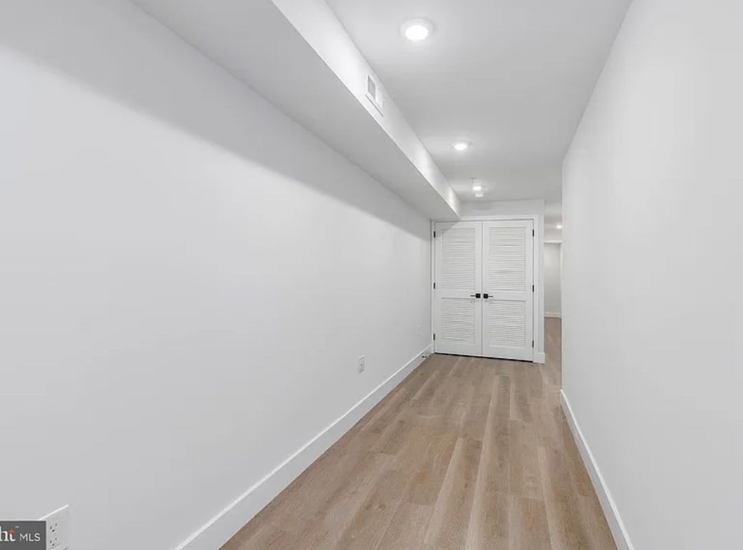 Building Photo - 2055 E Rush St