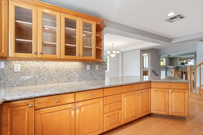 Building Photo - Spacious detached townhome available in So...